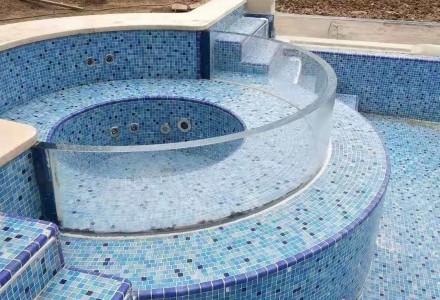 泳池中的溫泉池